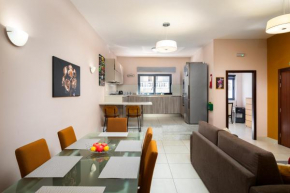 Modern 2BR Stylish Apartment with Large Backyard - Fully-Equipped Accomodation